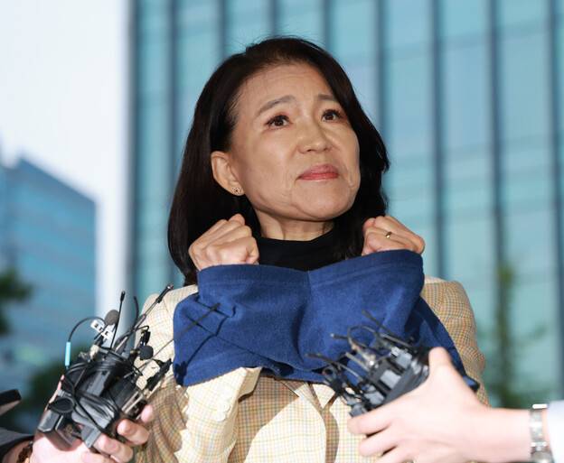 국가공무원법 및 공직선거법 위반 등의 혐의로 체포된 이진숙 전 방송통신위원장이 지난 2일 서울 영등포경찰서로 압송되며 취재진에 발언하고 있다. 연합뉴스