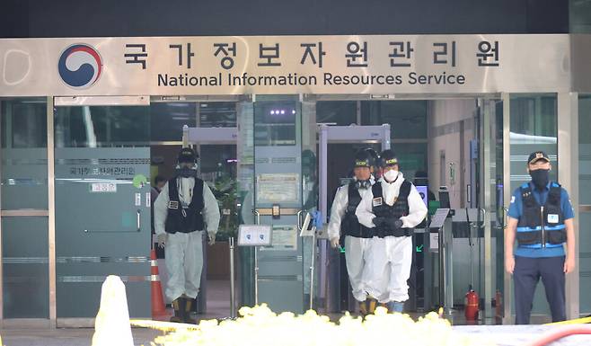 지난달 30일 오전 대전 유성구 국가정보자원관리원(국정자원) 화재 현장에서 감식 관계자들이 4일차 현장 감식을 준비하고 있다. 연합뉴스