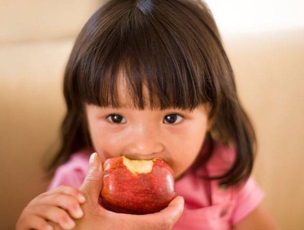 미국 신경위장병학 전문가​는 사과 등의 과일과 채소는 대장에 수분을 공급해 건강하고 부드러운 변을 만든다고 조언했다.​/사진=클립아트코리아