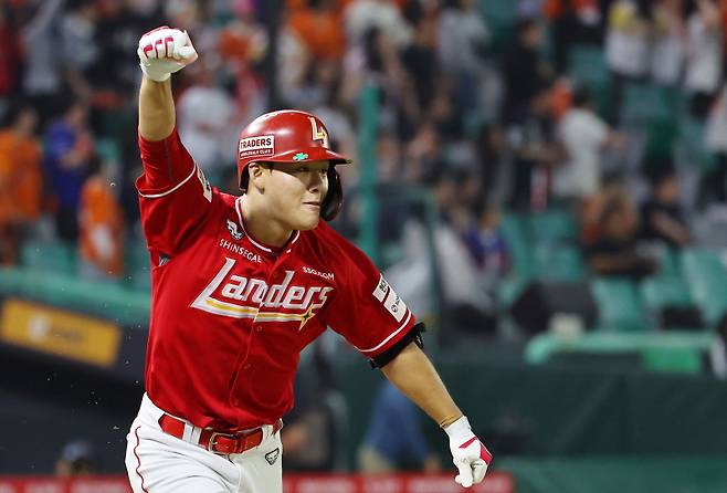 <yonhap photo-8067="">지난 1일 한화전에서 9회 말 끝내기 홈런을 날린 뒤 환호하는 SSG 이율예. 연합뉴스</yonhap>