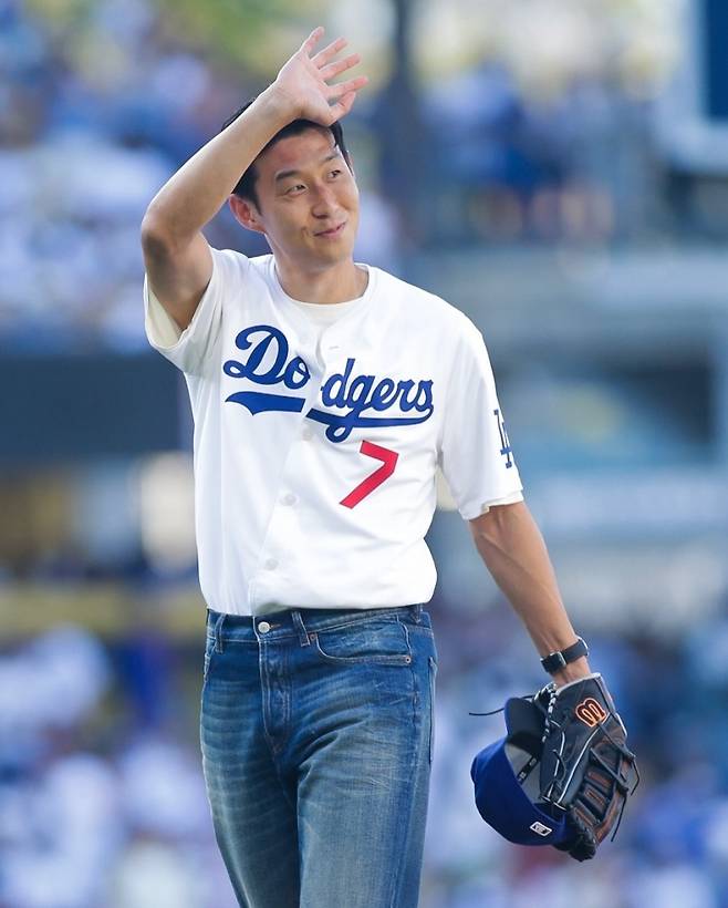 LAFC 손흥민이 28일 다저스타디움에서 열린 다저스와 신시내티의 2025 MLB 정규리그 경기를 앞두고 시구자로 나선 뒤 팬들에게 인사하고 있다. 사진=MLB SNS