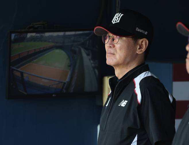 KT 이강철 감독이 경기를 지켜보고 있다. 정시종 기자 capa@edaily.co.kr