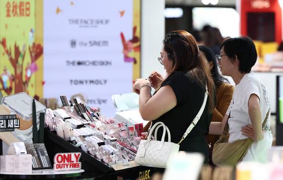 중국 단체관광객의 무비자 입국이 시작된 지난달 29일 서울 중구 신라면세점 서울점에서 중국인 관광객들이 면세점을 둘러보고 있다. 뉴스1