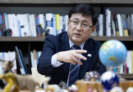 김성환 환경부 장관이 지난달 30일 국회 의원회관 사무실에서 열린 중앙일보와의 인터뷰에서 발언하고 있다. 임현동 기자