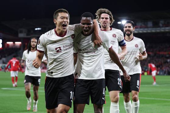 노팅엄전 승리에 기여한 미트윌란 공격수 조규성(왼쪽 둘째). 로이터=연합뉴스