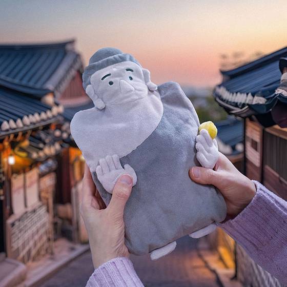 국립경주박물관에서 만날 수 있는 약사여래 찜질핫팩. 사진 국립박물관문화재단