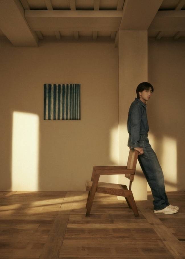 ▲ RM 솔로 정규 1집 ‘인디고(Indigo)’ 콘셉트 포토. 윤형근 화백의 작품이 보인다.