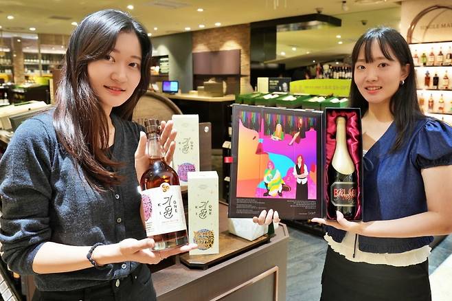서울 중구 롯데백화점 본점 지하 1층 와인 매장에서 '기원×박기웅 스페셜 리저브' 위스키와 '김희선×발라드 스페셜 에디션'을 홍보하고 있다. / 사진=롯데백화점 제공