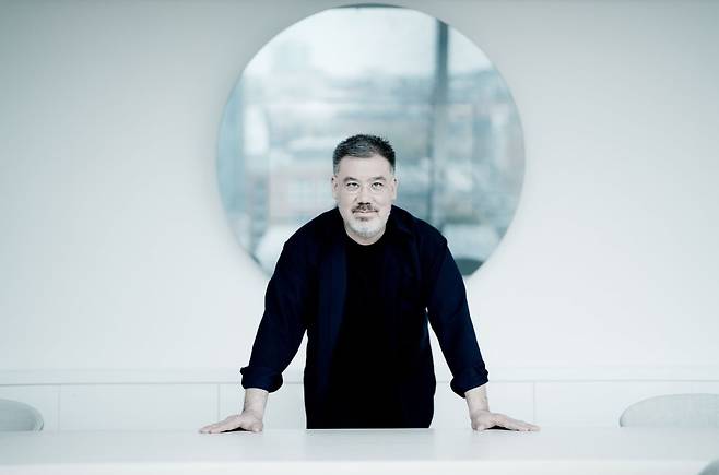 지휘자 앨런 길버트. 빈체로 제공