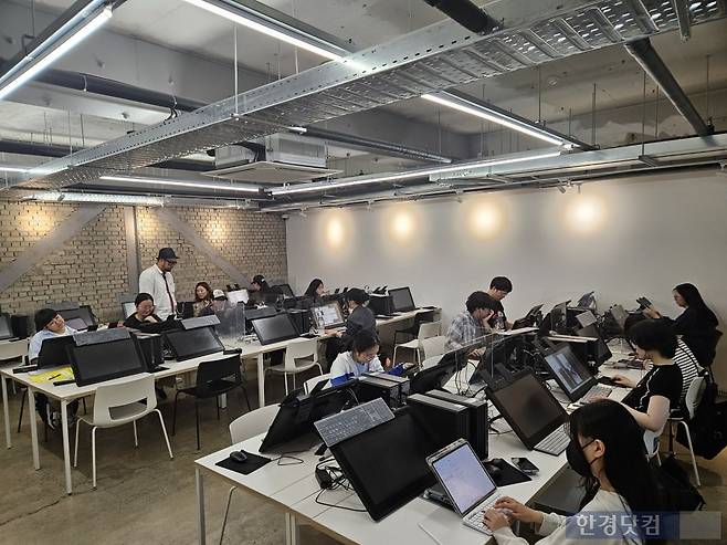 지난 18일 오후 2시 서울웹툰아카데미의 '프로덕션 테크닉2' 수업 실습 시간에서 학생들이 숏애니 작품을 만들고 있다. 사진=박수빈 기자