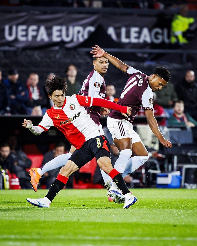 페예노르트 황인범이 3일 애스턴 빌라와의 유로파리그 경기에서 상대 볼을 빼앗으려 하고 있다. EPA연합뉴스
