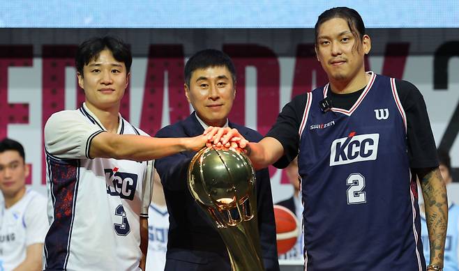 (왼쪽부터) 허웅, 이상민 감독, 최준용이 29일 서울 용산구 블루스퀘어에서 열린 '2025-2026시즌 프로농구 개막 미디어데이 & 팬페스트' 행사에서 포즈를 취하고 있다. 연합뉴스