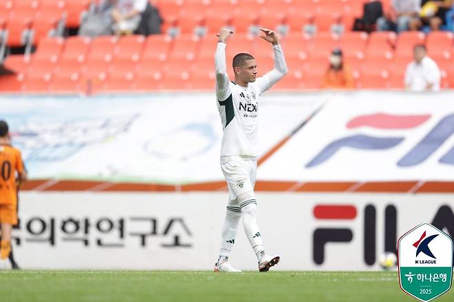 티아고(전북현대)가 3일 제주월드컵경기장에서 펼쳐진 2025 K리그1 제주SK와의 맞대결에서 전반 27분 득점한 뒤 두 팔을 벌리며 환호하고 있다. 한국프로축구연맹 제공