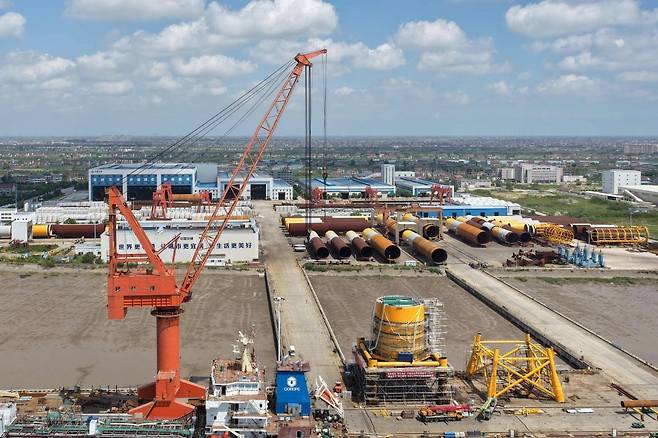 지난달 11일 중국 장쑤성 난퉁의 한 조선소에서 중국 해양 기술기업 하이랜더가 개발 중인 해저 데이터 센터가 조선소에서 건조되는 모습. AFP연합뉴스