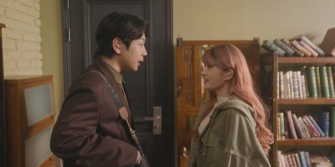 동명의 뮤지컬을 재해석한 '어쩌면 해피엔딩' 스틸컷.