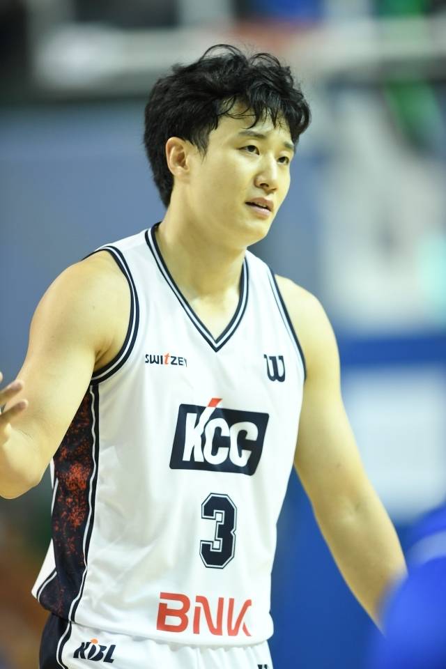 위기 때마다 앞장선 건 허웅이었다. 삼성의 화력이 불을 뿜은 3쿼터, 허웅이 직접 맞서지 않았다면 크게 무너질 뻔했던 KCC다. 심지어 자신의 공격만 보지 않았다. 자신에게 집중된 삼성 수비를 역이용, 동료를 살리기도 했다. 사진=KBL 제공