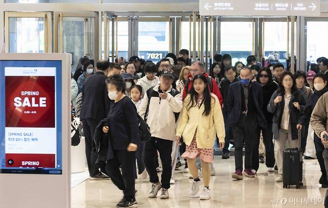서울 중구 롯데백화점 본점에서 외국인들과 소비자들이 백화점 로비로 입장하고 있다. 2025.03.28. ks@newsis.com /사진=김근수