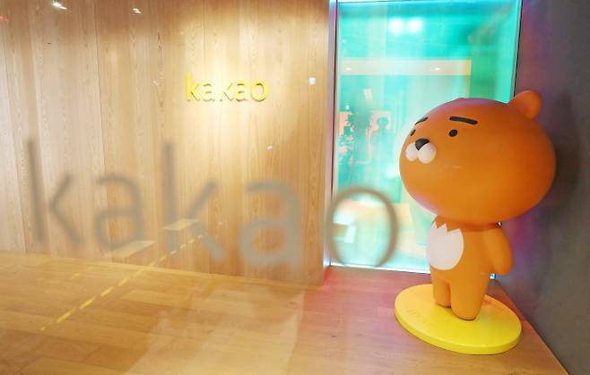 네이버의 경쟁사인 카카오가 두나무의 3대주주인 점이 합병의 변수로 예상된다. /사진=뉴스1