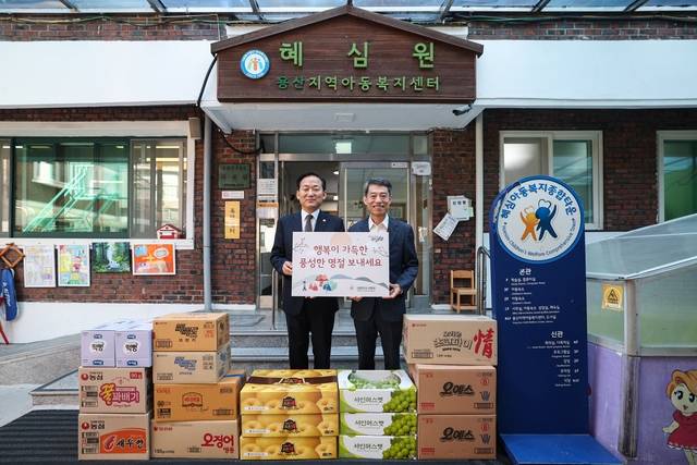 지난 2일 서울 용산구 후암동의 아동복지시설 혜심원에서 이두희(왼쪽) 국방부 차관이 권필환 혜심원 원장에게 추석 선물 전달 후 기념촬영하고 있다. 국방일보 제공