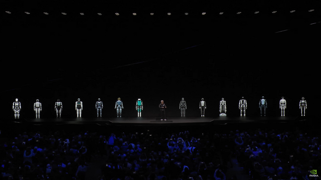 젠슨 황 엔비디아 최고경영자(CEO)가 올 1월 미국 라스베이거스에서 열린 CES 2025 기조연설에서 14종의 휴머노이드 로봇을 소개하고 있다. [엔비디아 제공]