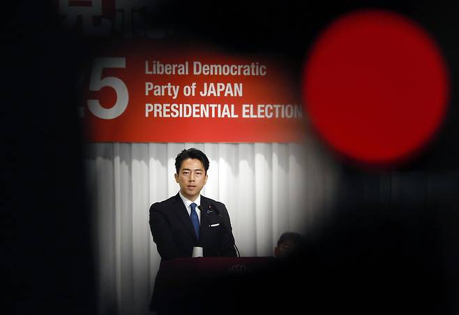 고이즈미 신지로 농림수산상이 지난달 22일(현지시간) 일본 도쿄에서 열린 집권 자민당 총재 선거 출정식에서 연설하고 있다. [AP]