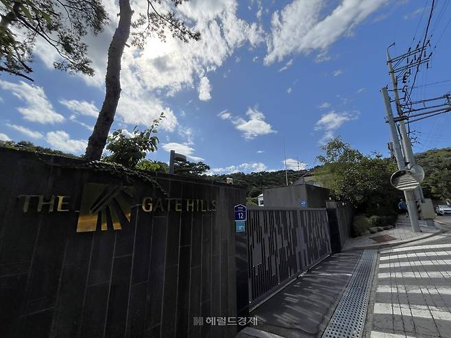 서울 성북구 성북동 대사관로에 위치한 타운하우스 ‘게이트힐즈 성북’. [사진=윤성현 기자]