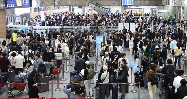 해외여행 수요가 급증하는 황금연휴에 여행자보험에 가입하는 이들이 늘고 있다. 실손보험과의 중복 여부, 특약 선택, 도난 보상 조건 등 꼭 확인해야 할 가입 요령이 많다. 사진은 2일 오전 부산 강서구 김해국제공항 국제선 출국장 모습. [연합]