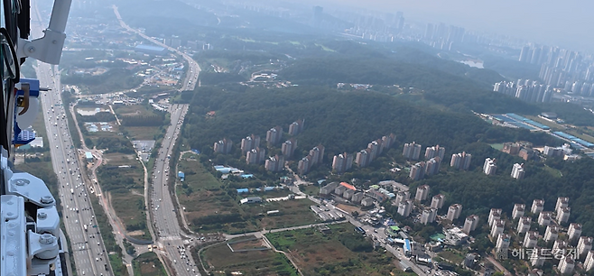 추석 연휴를 하루 앞둔 2일 헬기를 타고 지상 500m 상공에서 내려다본 경기도 용인시 일대 모습. 사진=이용경 기자 [항공촬영 협조=경기남부경찰청 항공대 김형수 경감·정종인 경위]