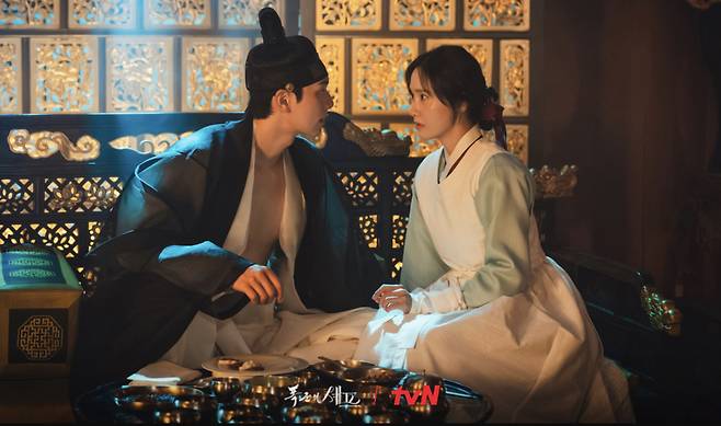 tvN 토일드라마 ‘폭군의 셰프’가 국내외에서 주목받은 가운데 지난달 28일 화려한 종영을 했다. 드라마에서 각각 연희군 이헌과 ‘대령숙수’ 셰프 연지영을 맡은 배우 이채민(왼쪽)과 임윤아가 열연하고 있다.   [tvN 제공]