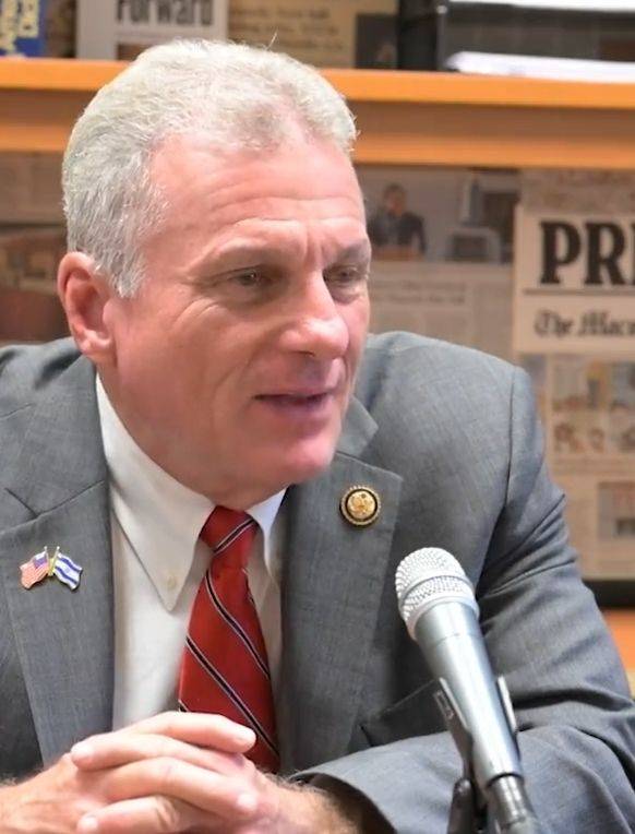 [서울=뉴시스] 미국 조지아주 연방 하원의원이 최근 이민세관단속국(ICE)의 대규모 단속으로 구금·송환된 한국인 노동자들의 복귀 필요성을 강조했다. 카터 의원의 인터뷰 당시 모습. (사진 = 메이컨텔레그래프 캡처) 2025.10.02. *재판매 및 DB 금지