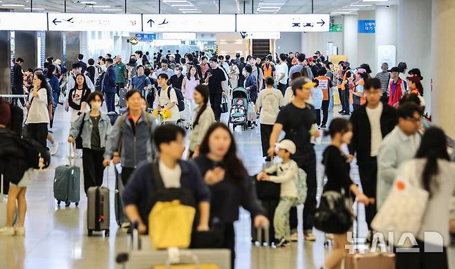 [제주=뉴시스] 우장호 기자 = 추석 연휴를 하루 앞둔 2일 오후 제주국제공항 1층 도착장이 귀성객과 관광객이 몰려 혼잡한 모습을 보이고 있다. 2025.10.02. woo1223@newsis.com