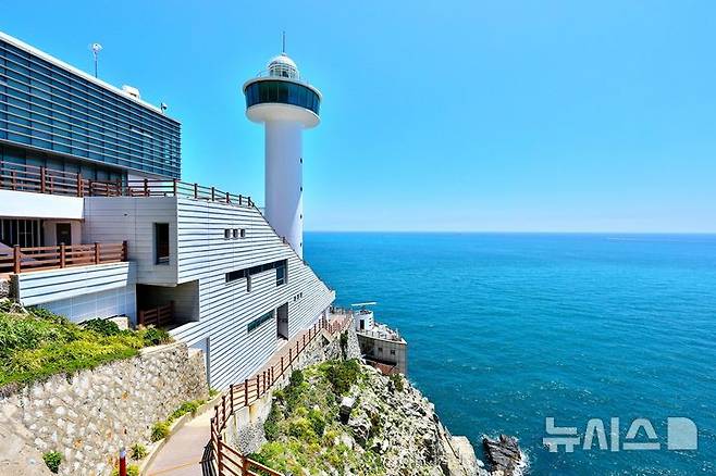 [서울=뉴시스]부산 영도등대. (사진 = 한국항로표지기술원 제공)
