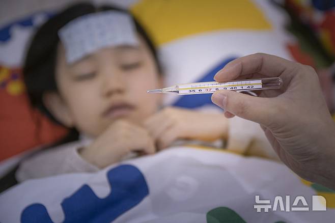 [서울=뉴시스] 열이 날 때에 경련이 동반되는 '열성 경련'은 15~30분 이상 지속되면 더 위험한 상황으로 이어질 수 있기 때문에 곧바로 응급실을 찾아야 한다. (사진= 유토이미지 제공)