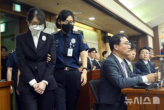 [서울=뉴시스] 사진공동취재단 = 도이치모터스 주가조작, 통일교 청탁·뇌물 수수 의혹 혐의 등으로 구속기소 된 김건희 여사가 지난달 24일 오후 서울 서초구 서울중앙지방법원에서 열린 첫 재판에 출석하고 있다. 2025.09.24. photo@newsis.com