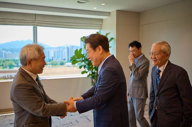 [서울=뉴시스] 이재명 대통령이 11일 서울 용산 대통령실에서 조갑제(오른쪽) 조갑제닷컴 대표, 정규재(왼쪽) 전 한국경제 주필과 오찬 회동을 하며 인사를 하고 있다. (사진=대통령실 제공) 2025.07.11. photo@newsis.com *재판매 및 DB 금지
