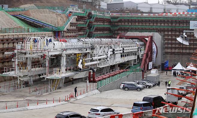 [파주=뉴시스] 김근수 기자 = 13일 경기 파주시 송촌동 수도권 제2순환 고속도로 김포~파주 간 건설현장에서 열린 김포∼파주 한강터널 TBM(Tunnel Boring Machine) 굴진식 행사 전경. TMB 공법은 기존의 발파공법이 아닌 첨단장비를 활용한 기계식 굴착공법으로 진동과 소음이 거의 없어 도시지역 등에서도 안전하고 환경 영향을 최소화할 수 있는 공법이다. (공동취재사진) 2022.12.13. photo@newsis.com