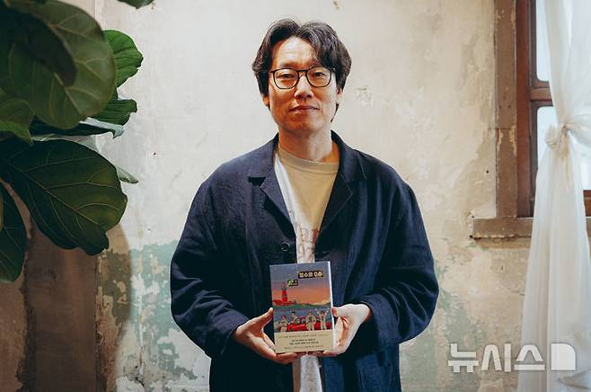 [서울=뉴시스] 정병혁 기자 = 김영탁 감독이 26일 서울 중구의 한 카페에서 뉴시스와의 인터뷰에 앞서 포즈를 취하고 있다.  2025.09.26. jhope@newsis.com