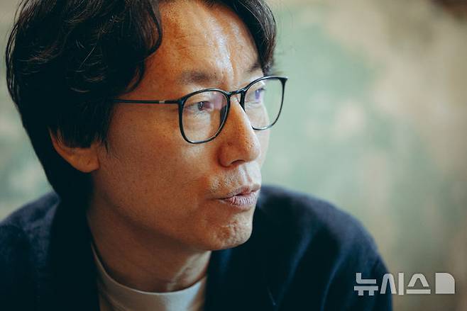 [서울=뉴시스] 정병혁 기자 = 김영탁 감독이 26일 서울 중구의 한 카페에서 뉴시스와의 인터뷰를 하고 있다.  2025.09.26. jhope@newsis.com