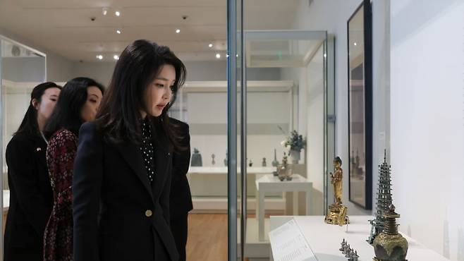 지난 2023년 4월 29일 미국을 국빈 방문했던 김건희씨가 보스턴 미술관을 방문해 미술관이 소장한 '은제도금 라마탑형 사리구'와 사리를 살펴보고 있다. 연합뉴스