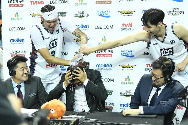 KCC 사령탑 데뷔 첫 승을 하고 방송 인터뷰를 하는 이상민 감독을 시원하게 축하해주는 최준용과 송교창. KBL