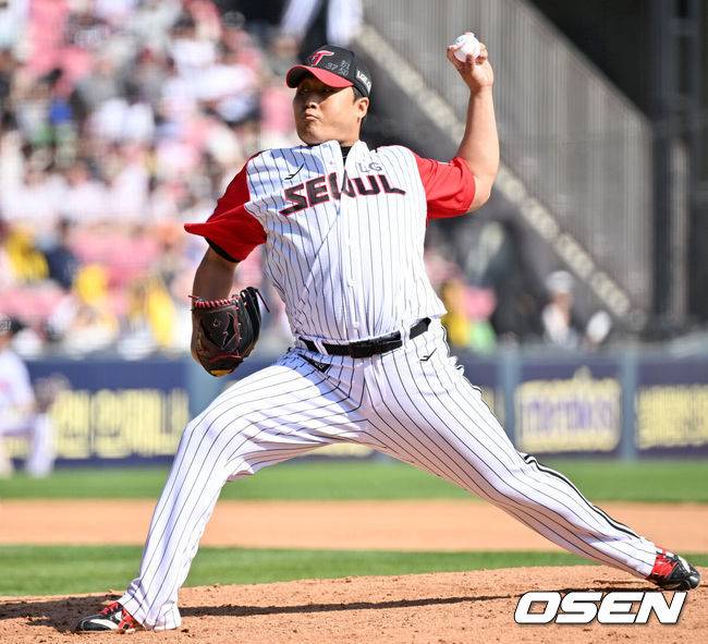 [OSEN=잠실, 민경훈 기자] 18일 오후 서울 잠실야구장에서 2025 신한 SOL Bank KBO리그 LG 트윈스와 KT 위즈의 경기가 열렸다. 7회초 마운드에 오른 LG 이우찬이 힘차게 공을 뿌리고 있다. 2025.05.18 /rumi@osen.co.kr