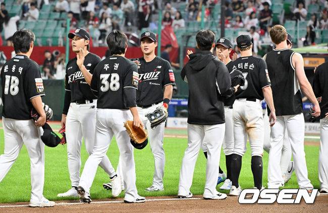 [OSEN=인천, 민경훈 기자] 25일 오후 인천 SSG랜더스필드에서 ‘2025 신한 SOL BANK KBO리그’ SSG 랜더스와 KT 위즈의 경기가 진행됐다. KT는 SSG에 10-1 완승을 거두며 4연승을 질주했다. 경기를 마치고 KT 선수들이 하이파이브를 하고 있다. 2025.09.25 / rumi@osen.co.kr