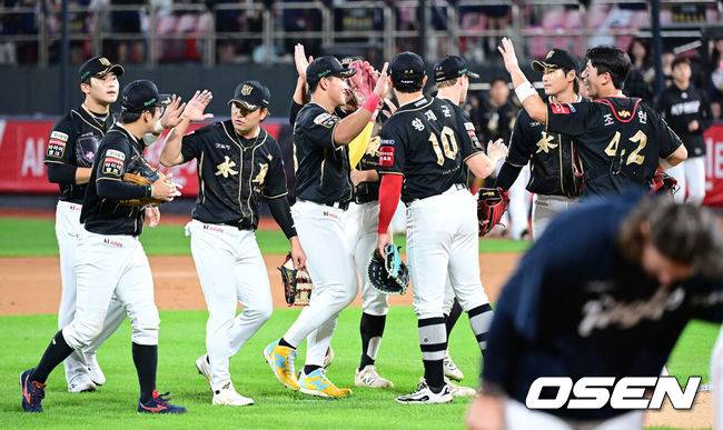 [OSEN=수원, 최규한 기자] 프로야구 KT 위즈가 한화 이글스 코디 폰세에게 첫 패전을 안기며 5위 자리를 사수했다. KT는 20일 수원 KT위즈파크에서 열린 2025 신한 SOL Bank KBO리그 한화와의 홈경기를 4-2로 승리했다. 안현민이 시즌 21호 스리런 홈런 포함 3타수 2안타 4타점 1볼넷으로 맹타를 휘두르며 폰세를 무너뜨렸다. 폰세는 5이닝 4실점으로 개막 이후 최다 17연승을 마감, 시즌 28경기 만에 첫 패전을 당했다. 경기를 마치고 승리한 KT 선수들이 하이파이브를 나누고 있다. 2025.09.20 / dreamer@osen.co.kr