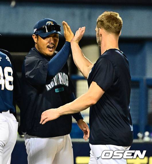 [OSEN=잠실, 지형준 기자] 프로야구 LG 트윈스가 자력 우승에 실패했다.&nbsp;NC 다이노스는 파죽의 8연승을 이어갔다.&nbsp;&nbsp;LG는 1일 서울 잠실구장에서 열린 2025 KBO리그 NC와 시즌 마지막 경기에서 3-7로 패배했다.&nbsp;한화가 이날 SSG전, 오는 3일 KT전에서 2승을 하지 못할 경우, LG는 우승을 차지한다. 만약 한화가 2승을 거두면, 1위 타이브레이커를 통해 우승팀을 가리게 된다. 경기를 마치고 NC 이호준 감독이 승리를 기뻐하고 있다. 2025.10.01 /jpnews@osen.co.kr