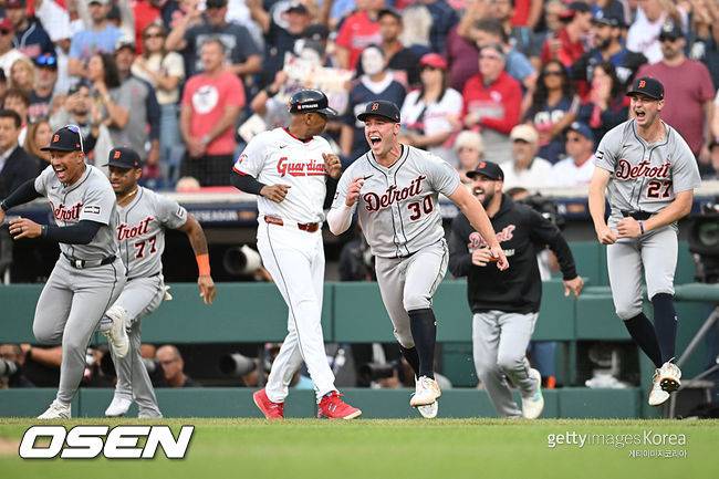 [사진] 디트로이트 선수들이 ALWC 3차전 승리로 디비전시리즈 진출을 확정한 뒤 그라운드로 달려가고 있다.  ⓒGettyimages(무단전재 및 재배포 금지)