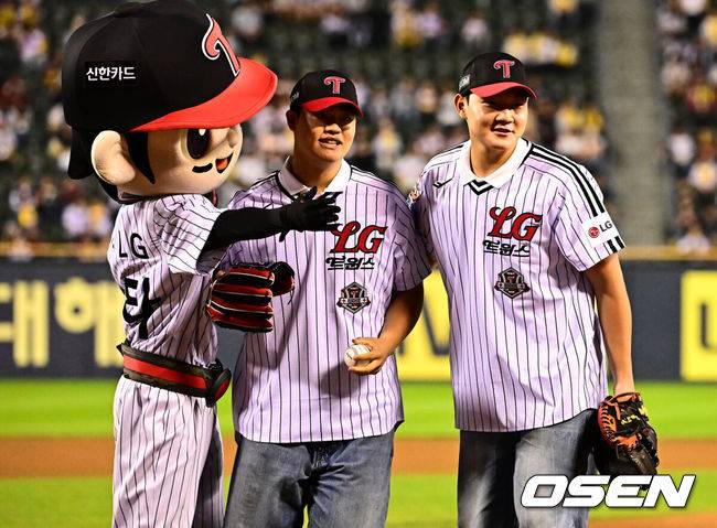 [OSEN=잠실, 지형준 기자] 1일 서울 잠실구장에서 ‘2025 신한 SOL Bank KBO리그’ LG 트윈스와 NC 다이노스의 경기가 열렸다.LG는 우승 매직넘버 ‘1’을 남겨두고 있다. 시즌 마지막 경기에서 우승 샴페인을 터뜨릴 수 있다.&nbsp;NC는 전날 KT에 9-4 승리를 거두며 5위로 올라섰다. 6위 KT에 승차없이 승률에 앞선 5위다.&nbsp;2026년 신인 2라운드 박준성이 시구, 1라운드 양우진이 시포를 마치며 인사를 있다. 2025.10.01 /jpnews@osen.co.kr