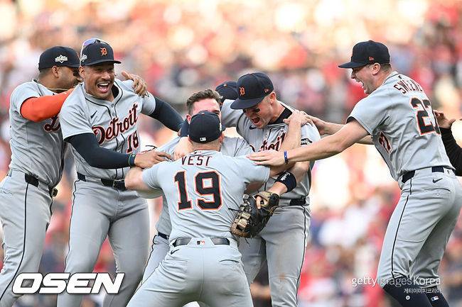 [사진] 디트로이트 선수들이 ALWC 3차전 승리 후 기뻐하고 있다. ⓒGettyimages(무단전재 및 재배포 금지)