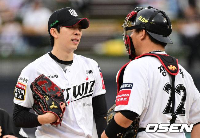 [OSEN=수원, 조은정 기자]3일 수원 KT위즈파크에서 ‘2025 신한 SOL Bank KBO리그’ KT 위즈와 한화 이글스의 시즌 최종전이 열렸다.KT가 오늘 경기를 승리하더라도 NC가 창원에서 SSG 랜더스를 제압하면 NC가 5위로 가을야구 막차를 탄다. KT가 5위가 될 수 있는 경우의 수는 총 3가지로, KT가 한화를 꺾고 NC가 SSG에 패하거나 무승부를 거두면 KT가 6년 연속 가을 무대를 밟는다. KT가 무승부를 거두고 NC가 패해도 5위는 KT의 차지다. 한화전을 내줄 경우 창원 경기 결과와 관계없이 가을야구 진출이 좌절된다.KT 선발 오원석이 흔들리자 포수 장성우가 마운드에 올라 대화를 하고 있다. 2025.10.03 /cej@osen.co.kr