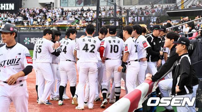 [OSEN=수원, 조은정 기자]3일 수원 KT위즈파크에서 ‘2025 신한 SOL Bank KBO리그’ KT 위즈와 한화 이글스의 시즌 최종전이 열렸다.KT가 오늘 경기를 승리하더라도 NC가 창원에서 SSG 랜더스를 제압하면 NC가 5위로 가을야구 막차를 탄다. KT가 5위가 될 수 있는 경우의 수는 총 3가지로, KT가 한화를 꺾고 NC가 SSG에 패하거나 무승부를 거두면 KT가 6년 연속 가을 무대를 밟는다. KT가 무승부를 거두고 NC가 패해도 5위는 KT의 차지다. 한화전을 내줄 경우 창원 경기 결과와 관계없이 가을야구 진출이 좌절된다.1회초 6실점으로 출발한 KT가 이닝을 마친 뒤 미팅을 하고 있다. 2025.10.03 /cej@osen.co.kr
