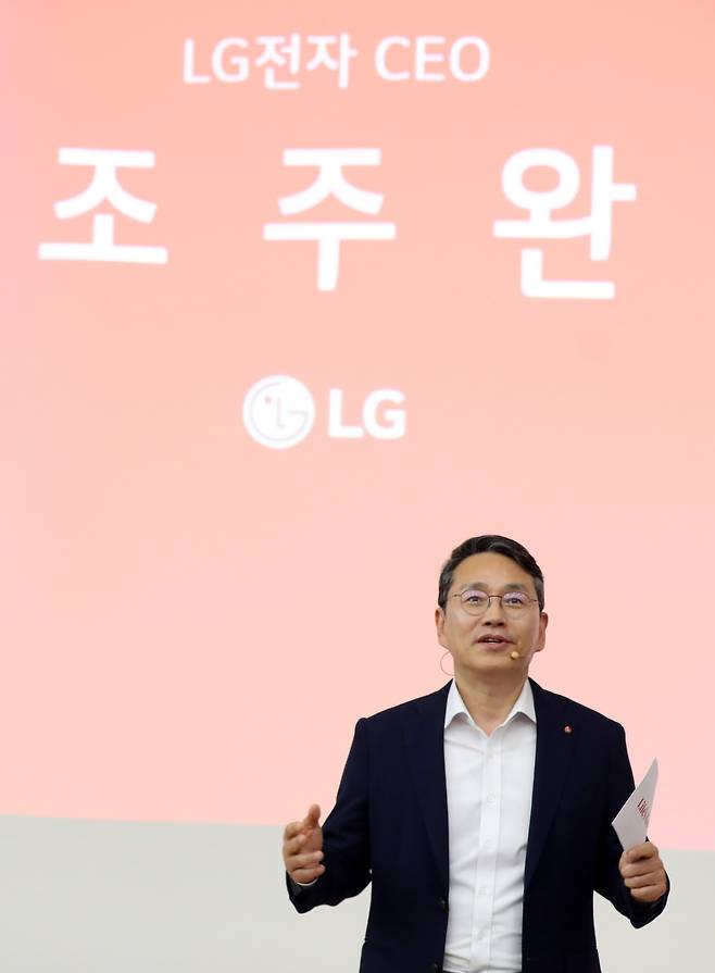 LG전자 조주완 CEO가 2일 부산대학교 기계관에서 재학생 300명에게 CEO 특강을 진행하고 있다. LG전자 제공
